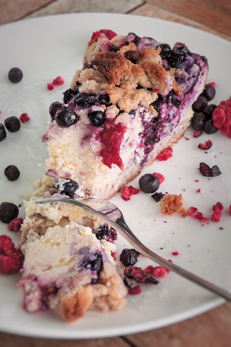 This sweet keto low-carb berry cheesepie combines all the beauties that spring brings. The name cheesepie comes from combining pie and cheesecake. #keto #lowcarb #ketogenic