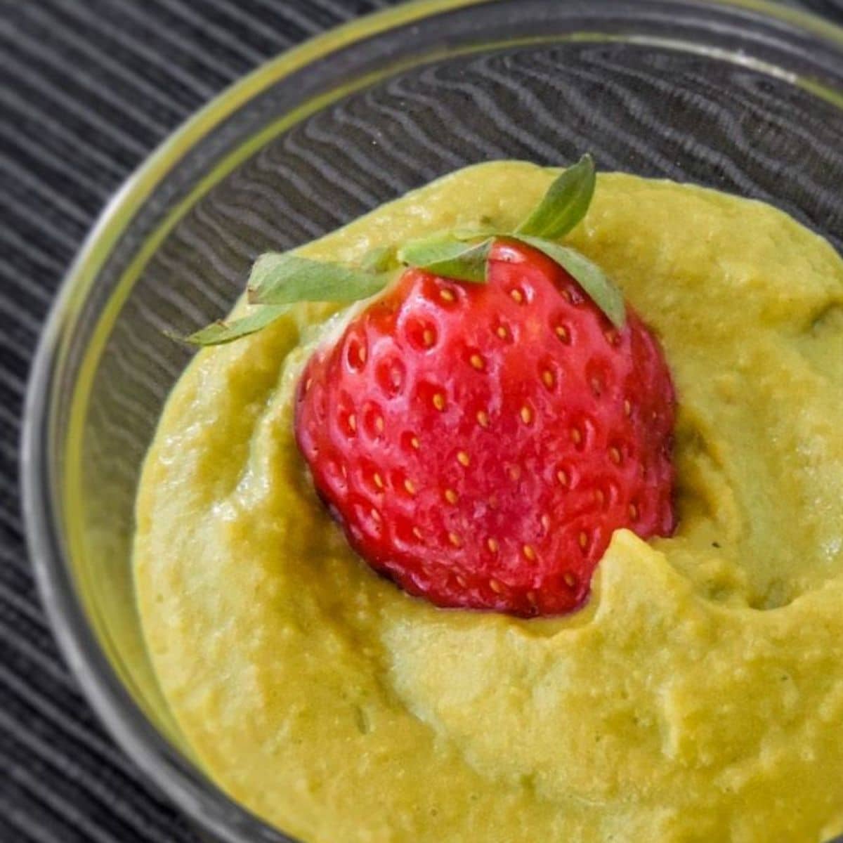 A vegan and keto-friendly avocado mousse with energizing effect. It contains matcha green tea powder and healthy fats.