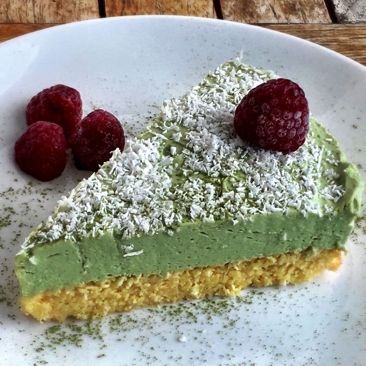 When it comes to cakes, recipes don't always need to be complex. A sponge keto cake with creamy matcha frosting is enough to satisfy a sweet tooth.