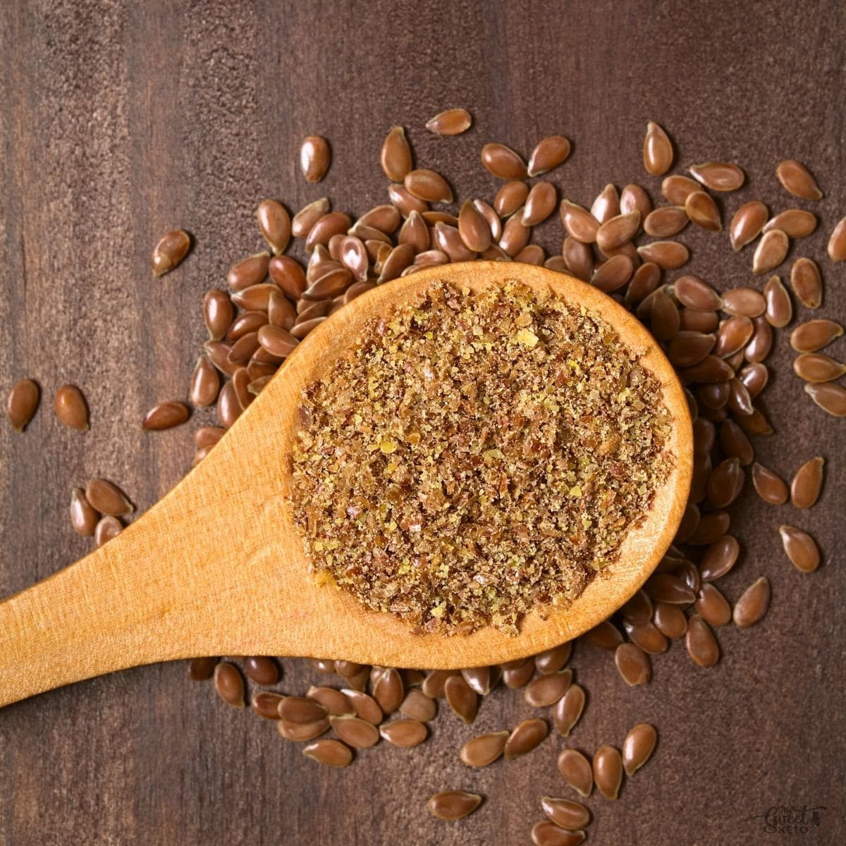 In this Flaxseed meal 101 Guide we cover everything, including nutritional info, flaxseeds for a keto diet and how to make, use and buy.