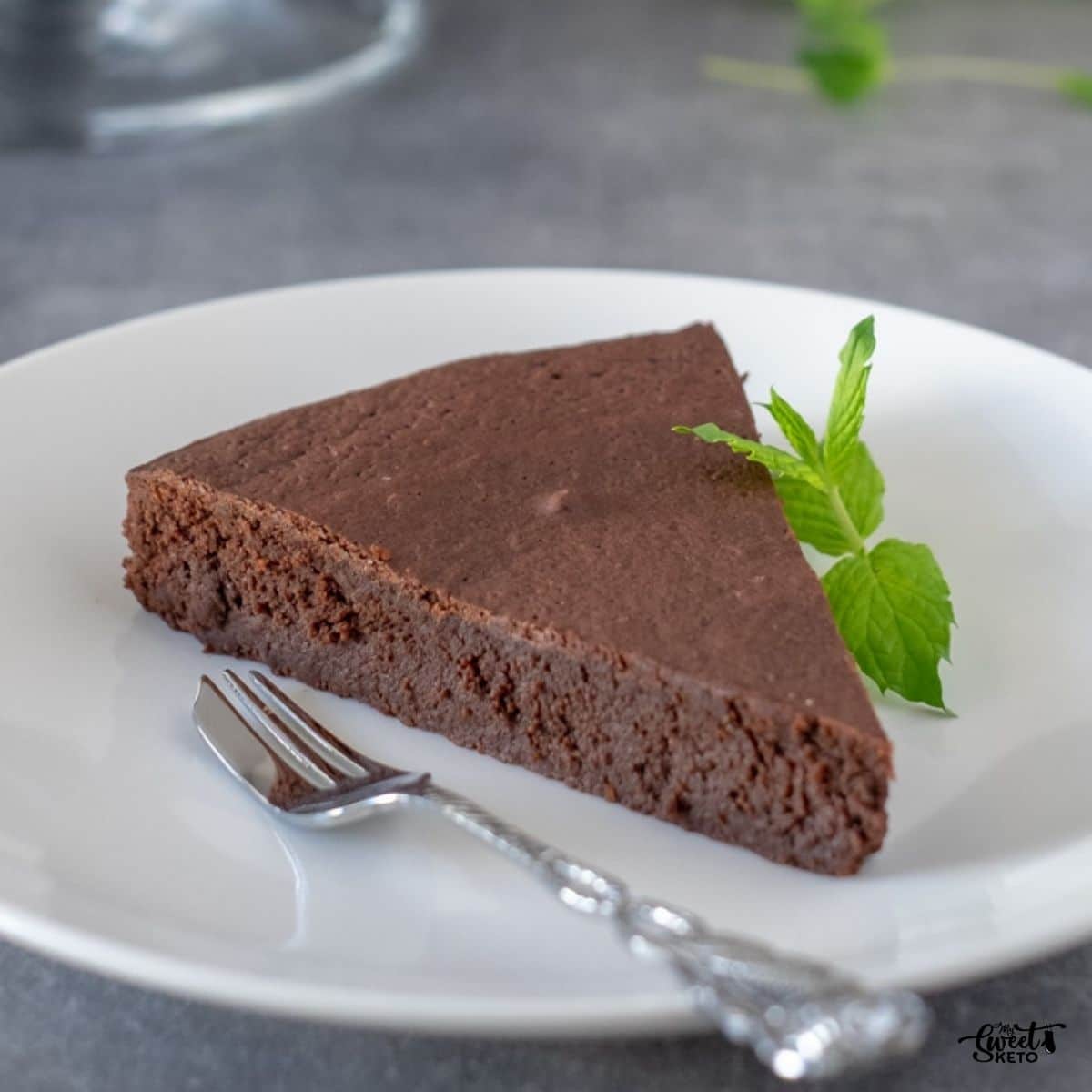 This keto chocolate cake is super easy to make, using the ingredients you are bound to have around the house. Chocolate lovers welcome!