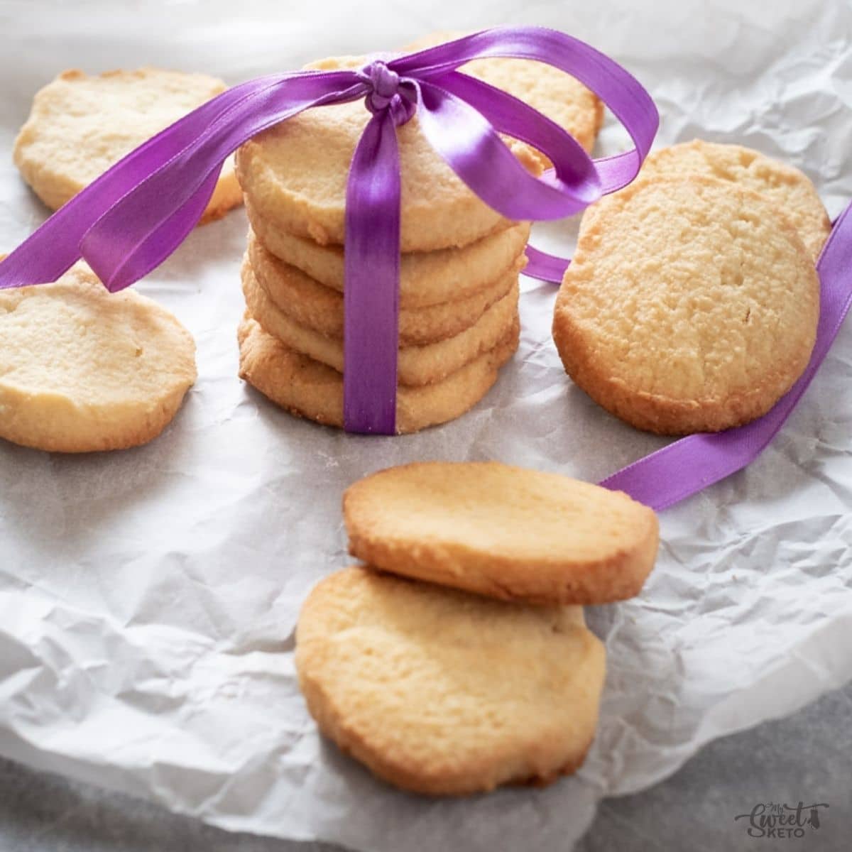 This is one of the most simple keto shortbread cookies recipes. Using only four main ingredients, these are a great treat despite simplicity! #ketoshortbreadcookies
