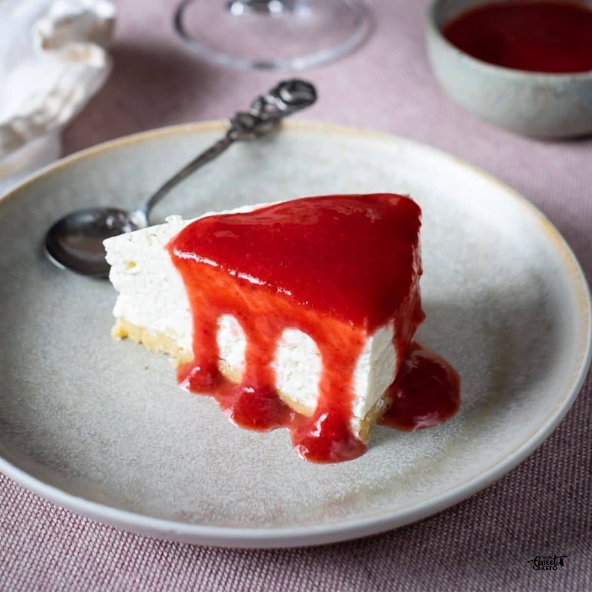 I adore any keto-friendly vanilla dessert! This no bake low carb vanilla cheesecake is completely egg-free and therefore requires no heating. #keto #cheesecake #ketocheesecake