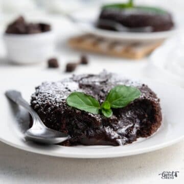 A quick and delicious solution for chocolate cravings: An easy keto lava cake that is done in 20 minutes altogether with only 5 ingredients! #keto #lowcarb